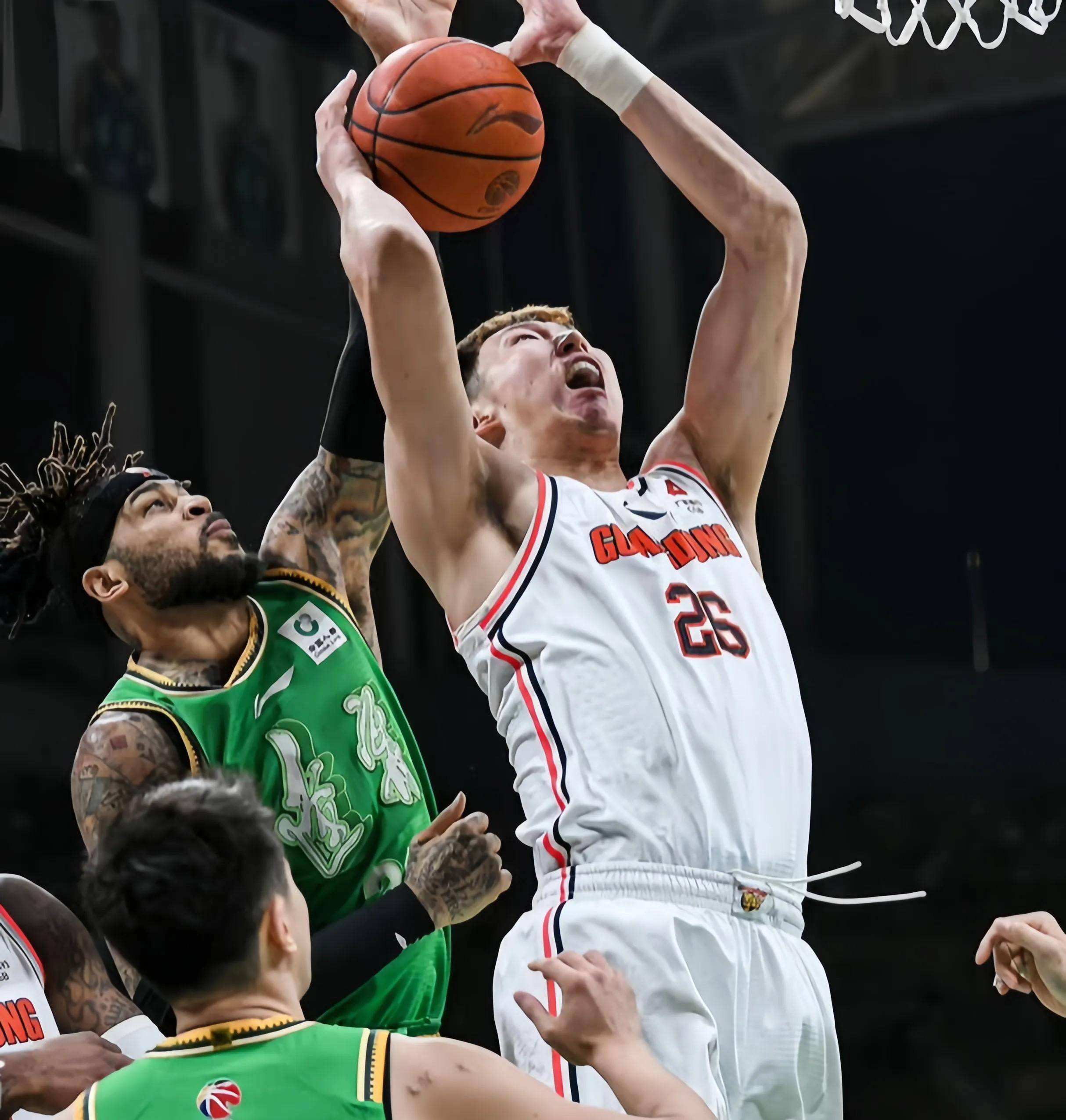 篮球运动员展现了顶尖的比赛技能 篮球运动员展现了顶尖的比赛技能