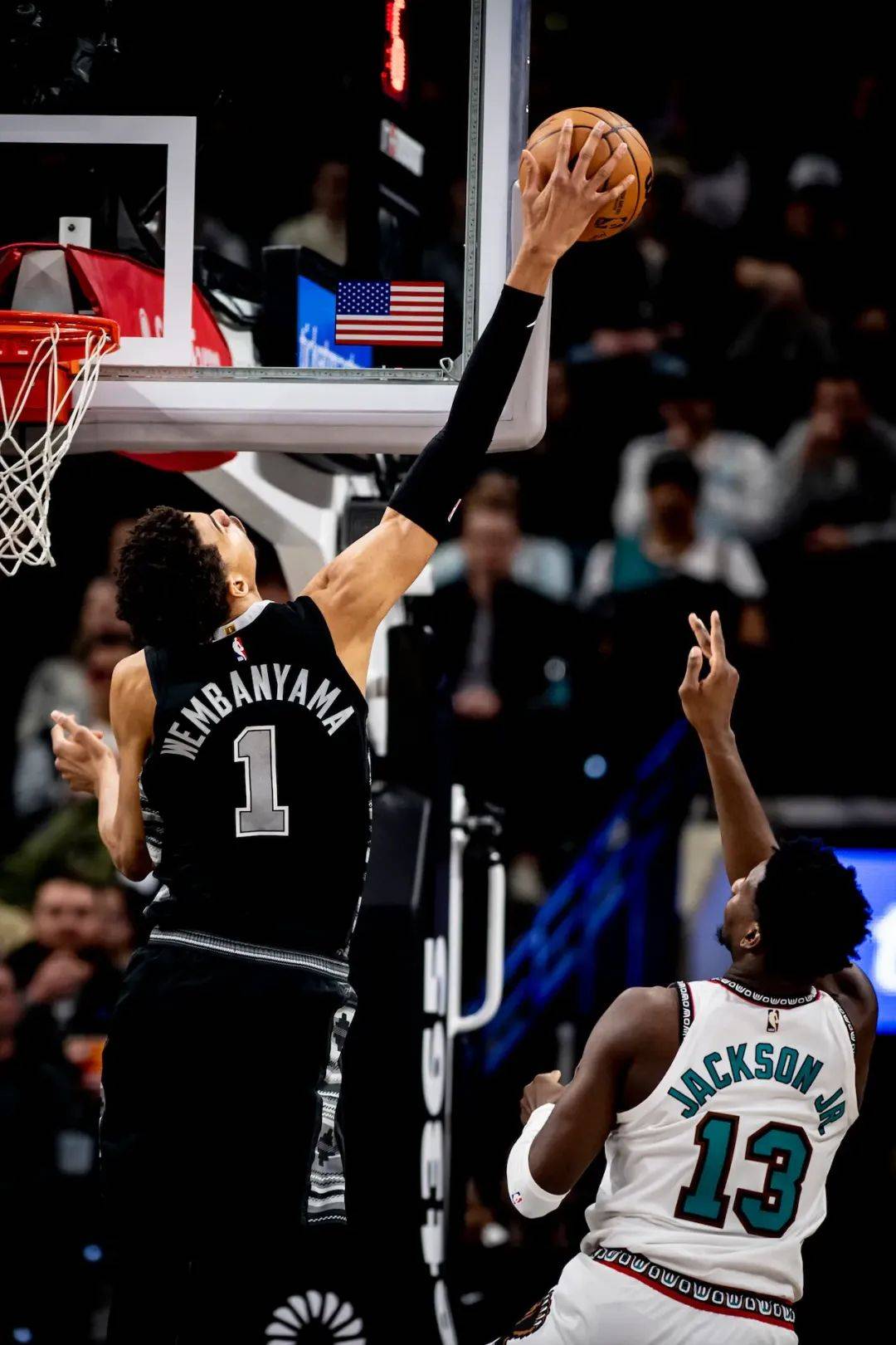 马刺赢下灰熊,再次进入季后赛区 马刺赢下灰熊,再次进入季后赛区