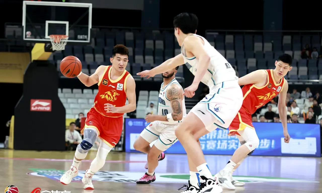 球迷疯狂讨论篮球职业比赛的最新热点的简单介绍 球迷疯狂讨论篮球职业比赛的最新热点的简单介绍