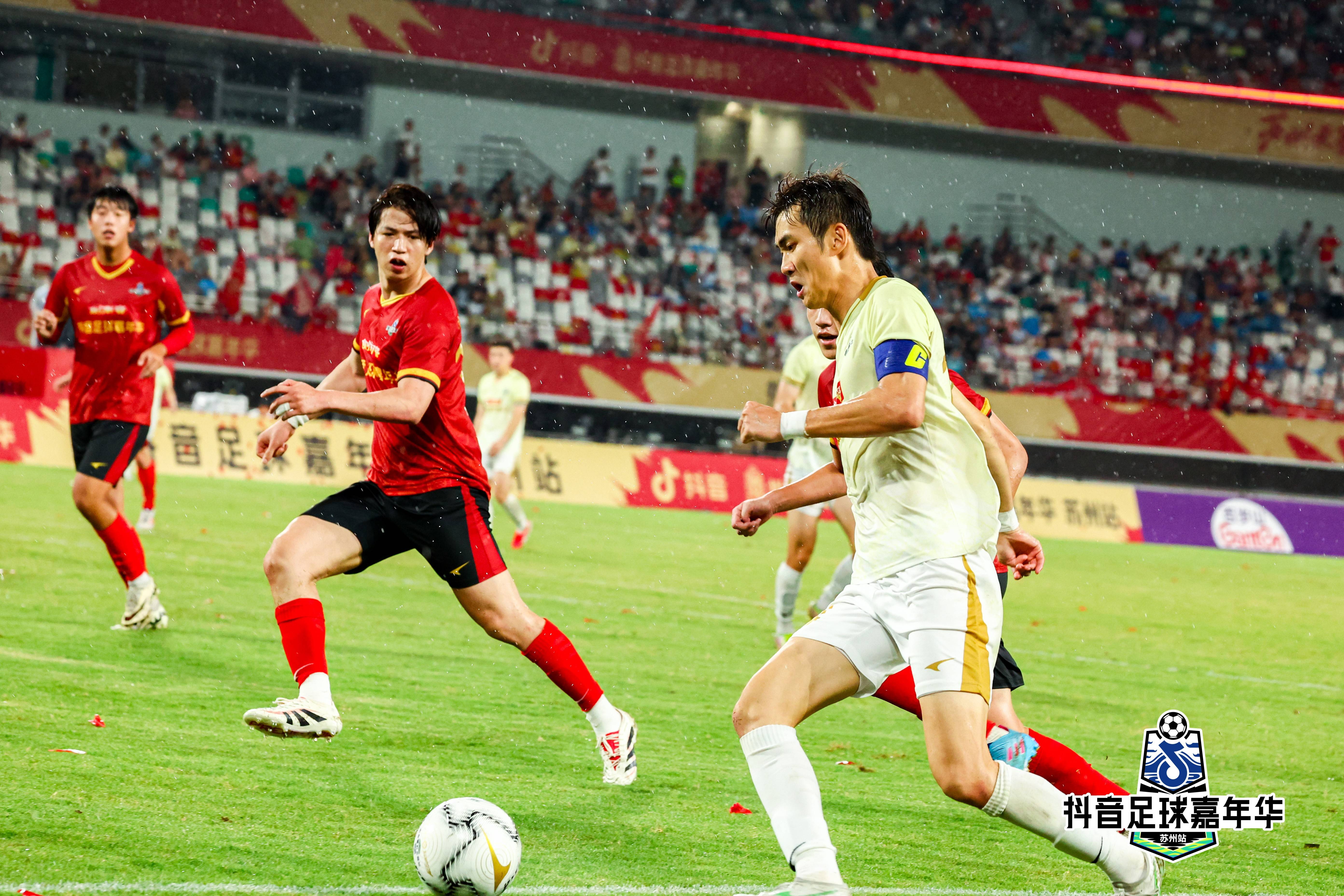 足球赛事最终站上冠军宝座,庆典在即 足球赛事最终站上冠军宝座,庆典在即