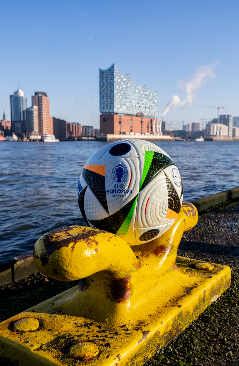 关于足球狂热席卷整个城市,球迷热血沸腾欢呼雀跃的信息 关于足球狂热席卷整个城市,球迷热血沸腾欢呼雀跃的信息