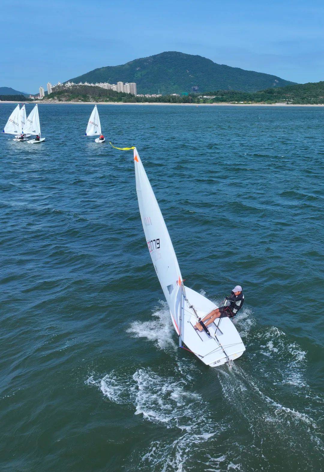 帆船比赛选手迎风而行,速度惊人 帆船比赛选手迎风而行,速度惊人