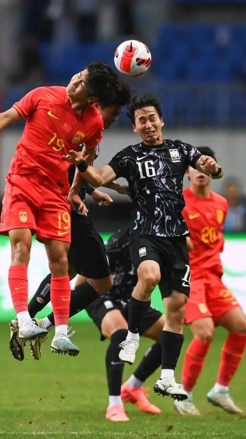 经过激烈角逐，优势明显的球队胜出