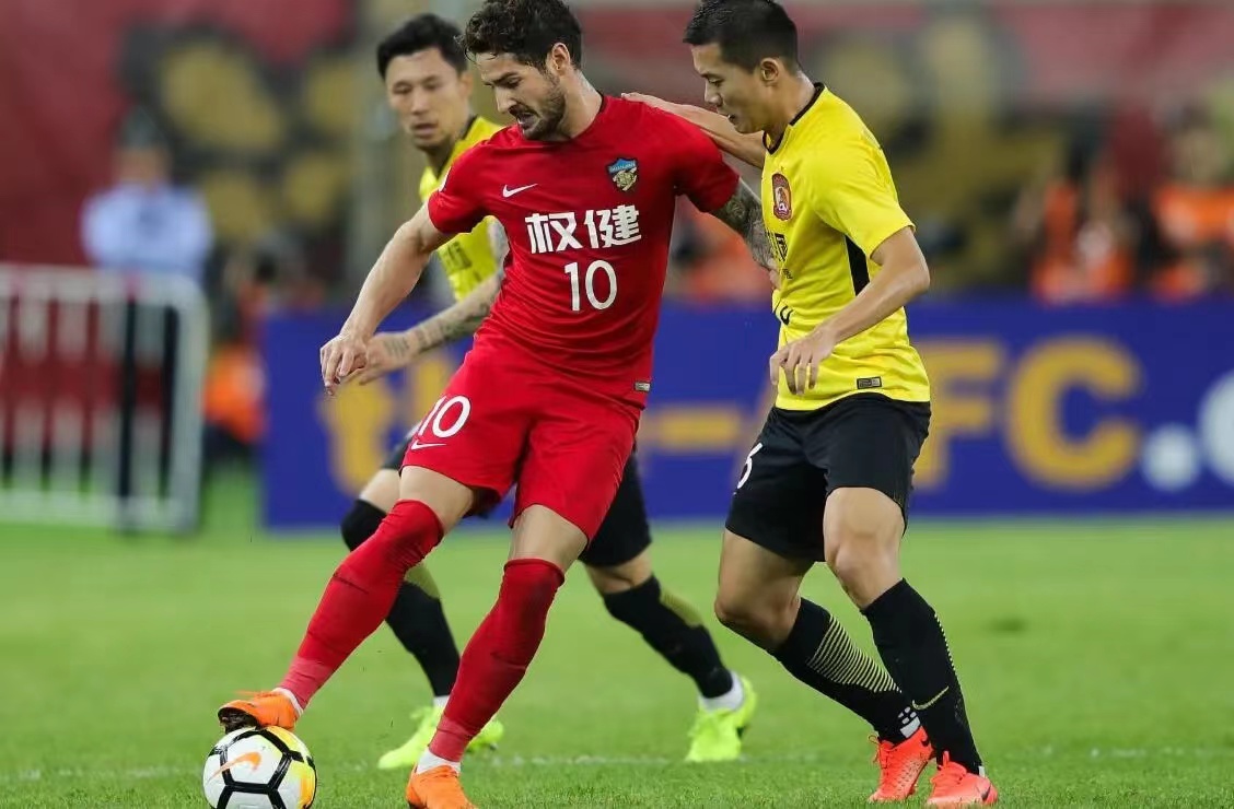 亚洲足球比赛中球队争夺胜利