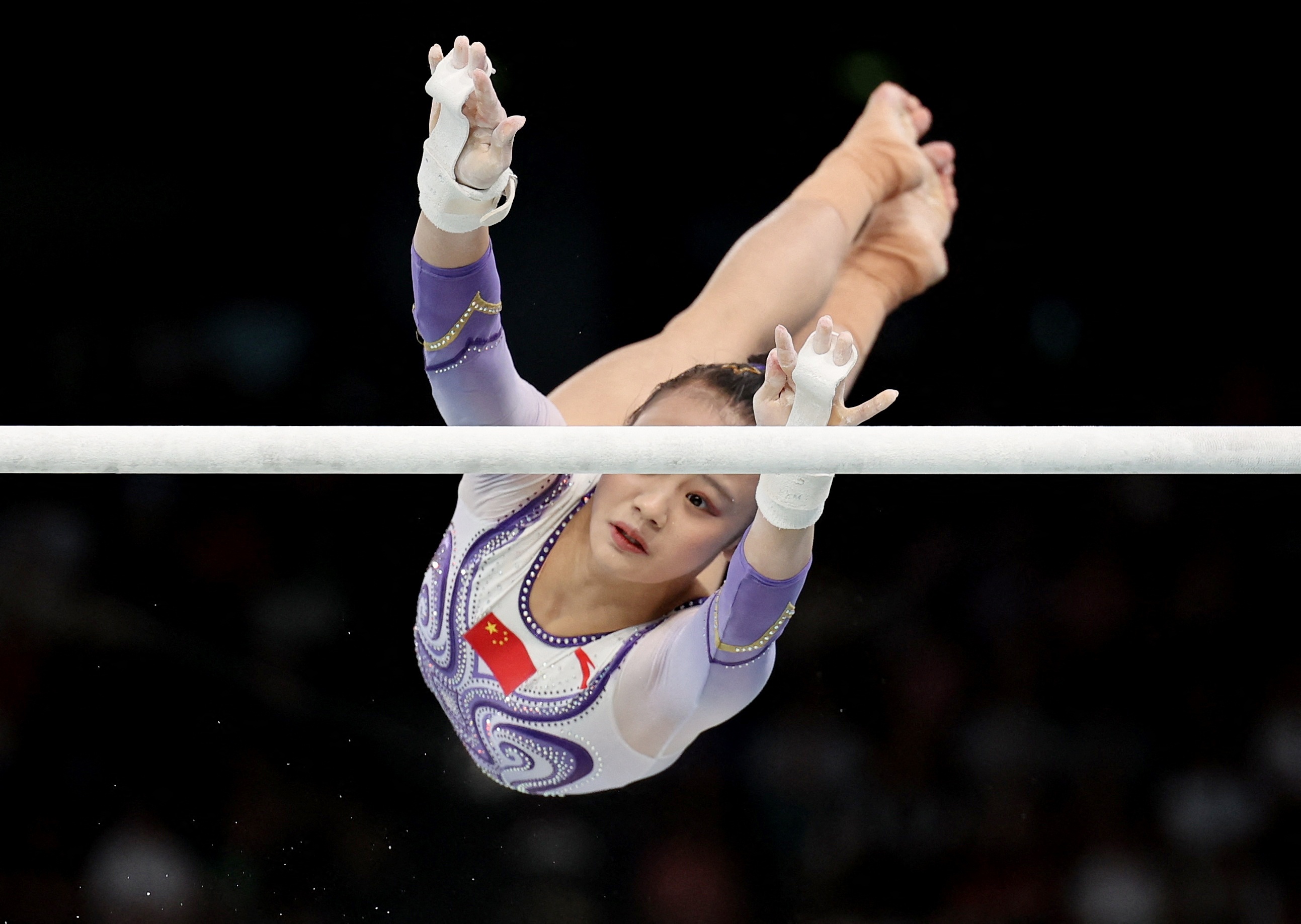 中国体操队队员表演完美,摘得银牌 中国体操队队员表演完美,摘得银牌